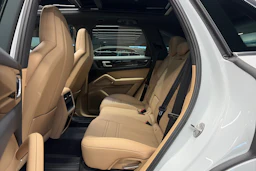 valkoinen Porsche Cayenne 2020 kuva 22.