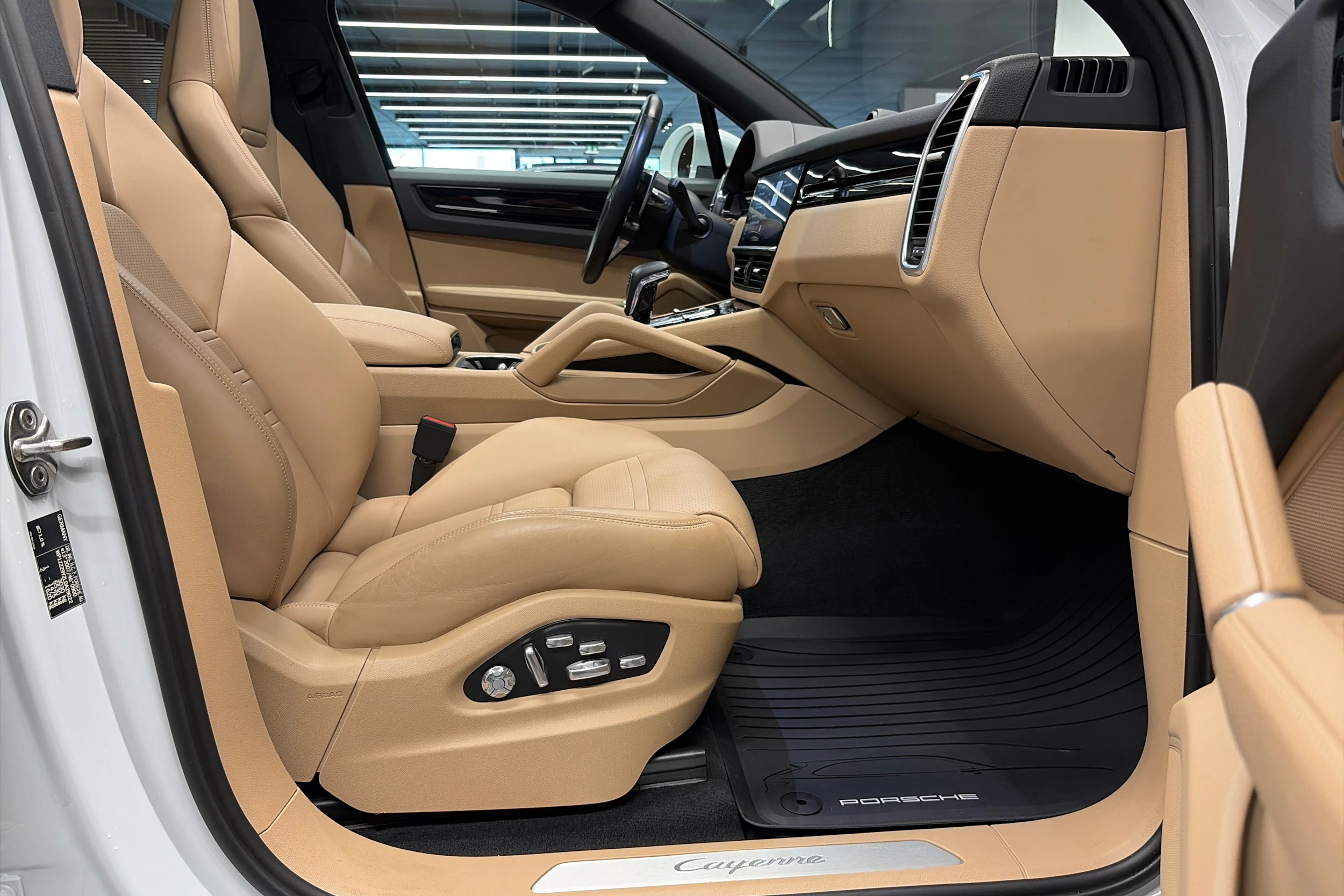 valkoinen Porsche Cayenne 2020 kuva 23.