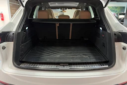 valkoinen Porsche Cayenne 2020 kuva 24.