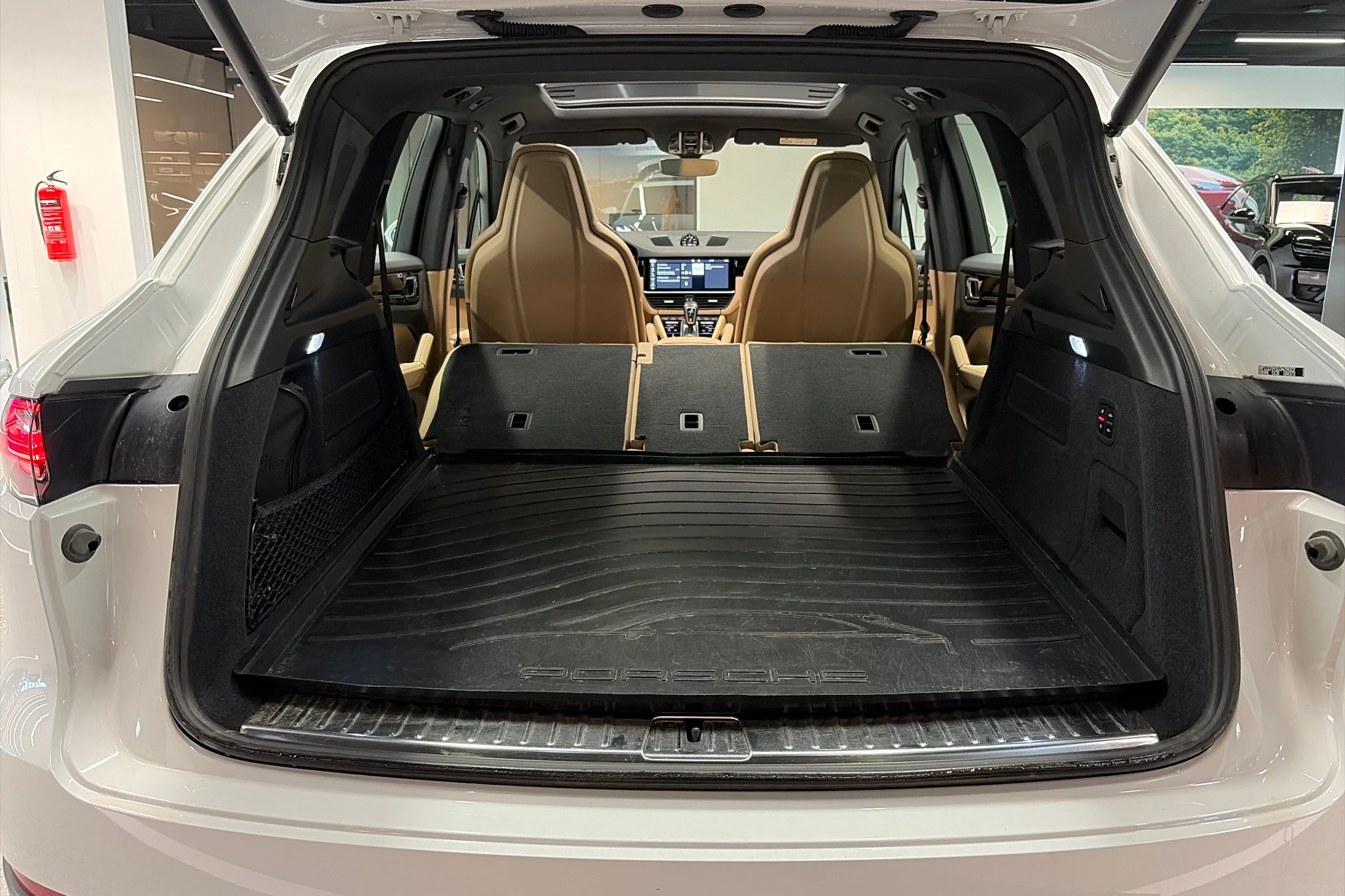 valkoinen Porsche Cayenne 2020 kuva 25.