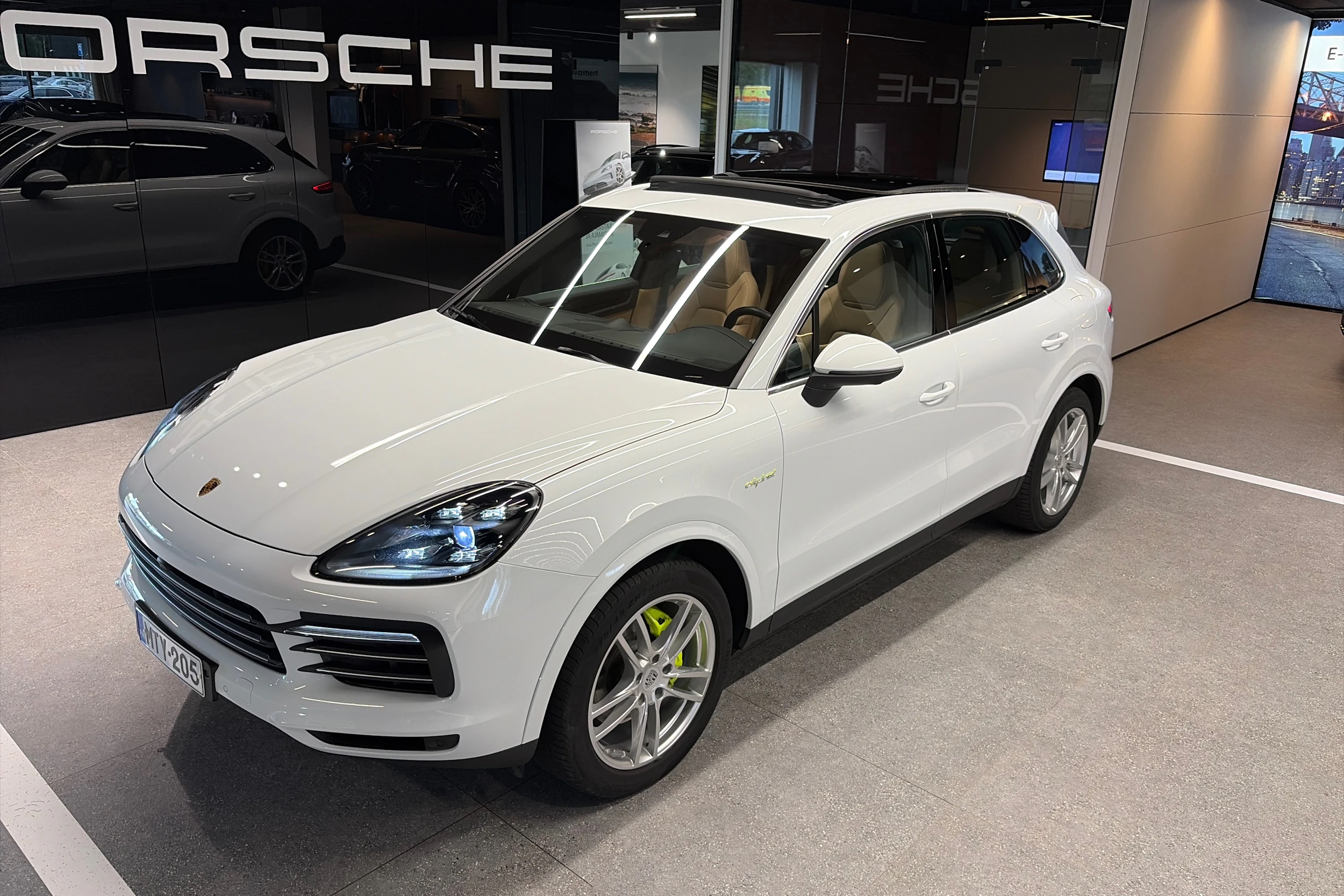 valkoinen Porsche Cayenne 2020 kuva 28.