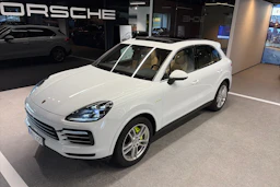 valkoinen Porsche Cayenne 2020 kuva 28.