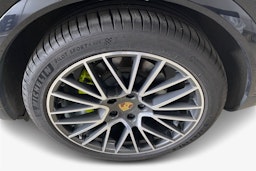 Musta Porsche Cayenne 2020 kuva 11.