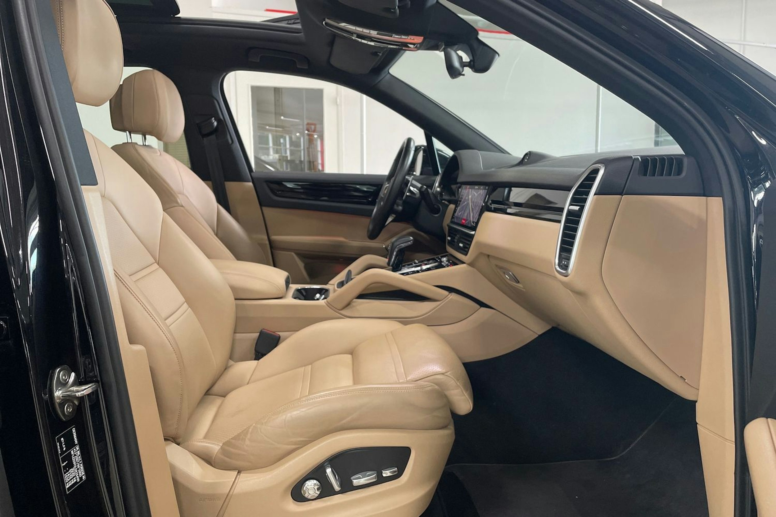 Musta Porsche Cayenne 2020 kuva 14.