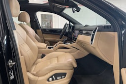 Musta Porsche Cayenne 2020 kuva 14.