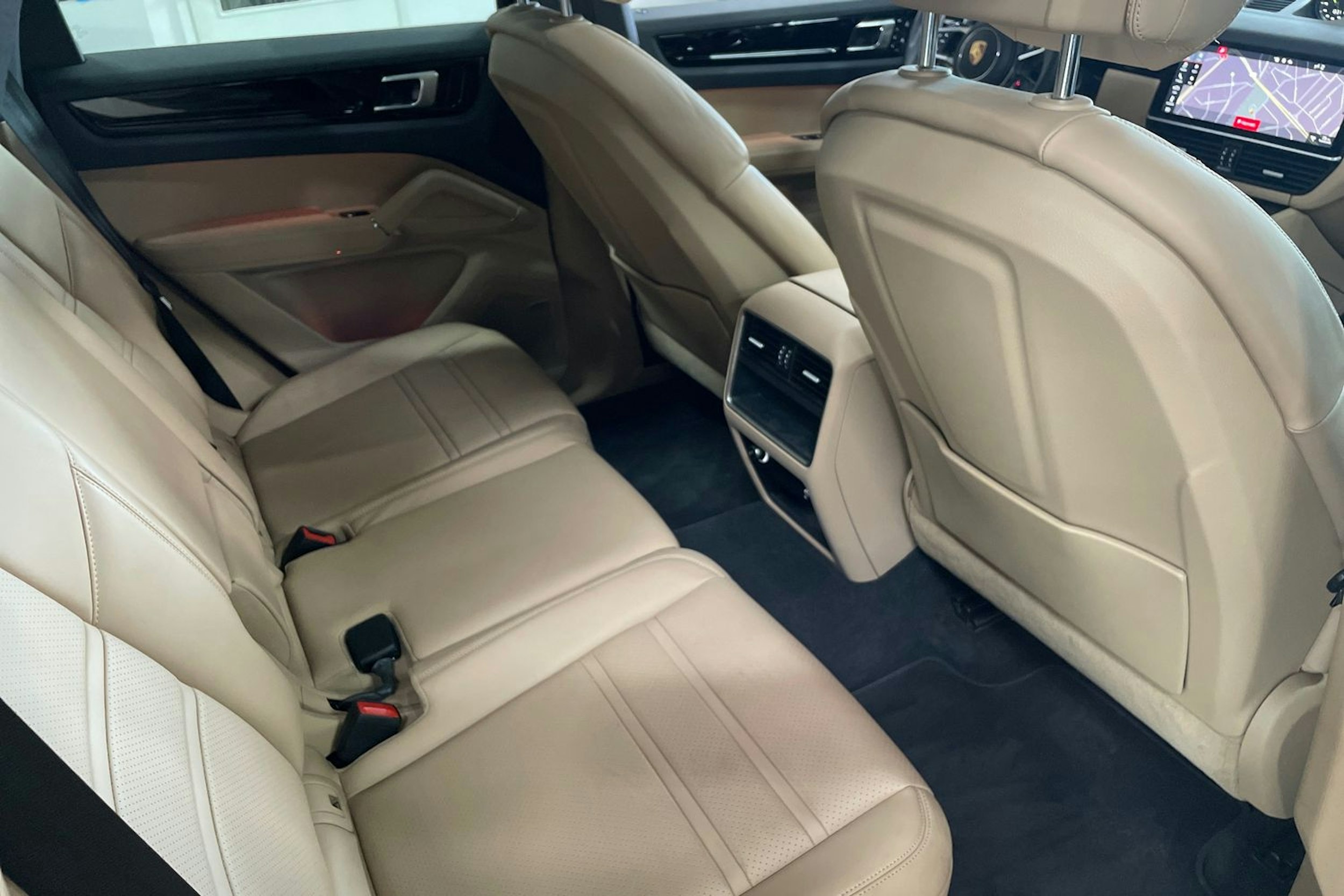 Musta Porsche Cayenne 2020 kuva 16.