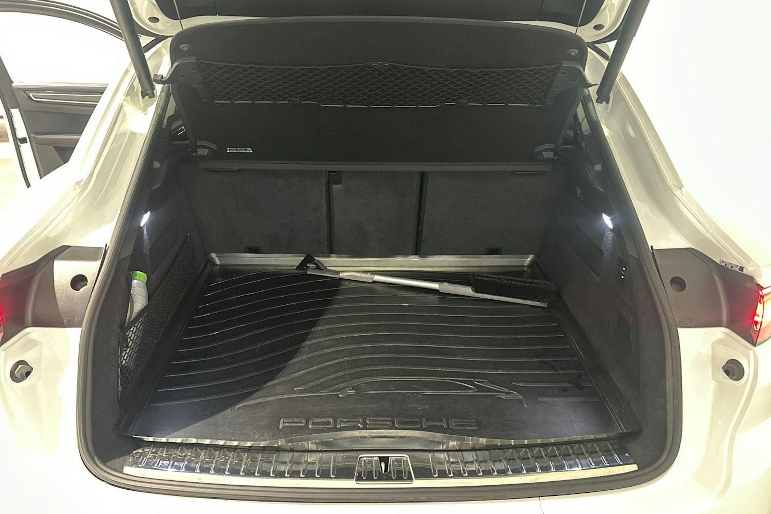 Valkoinen Porsche Cayenne 2020 kuva 22.