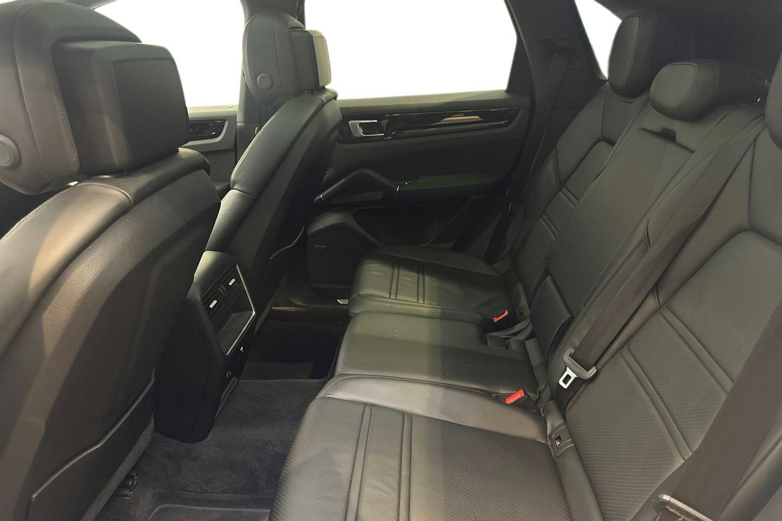 Valkoinen Porsche Cayenne 2020 kuva 8.