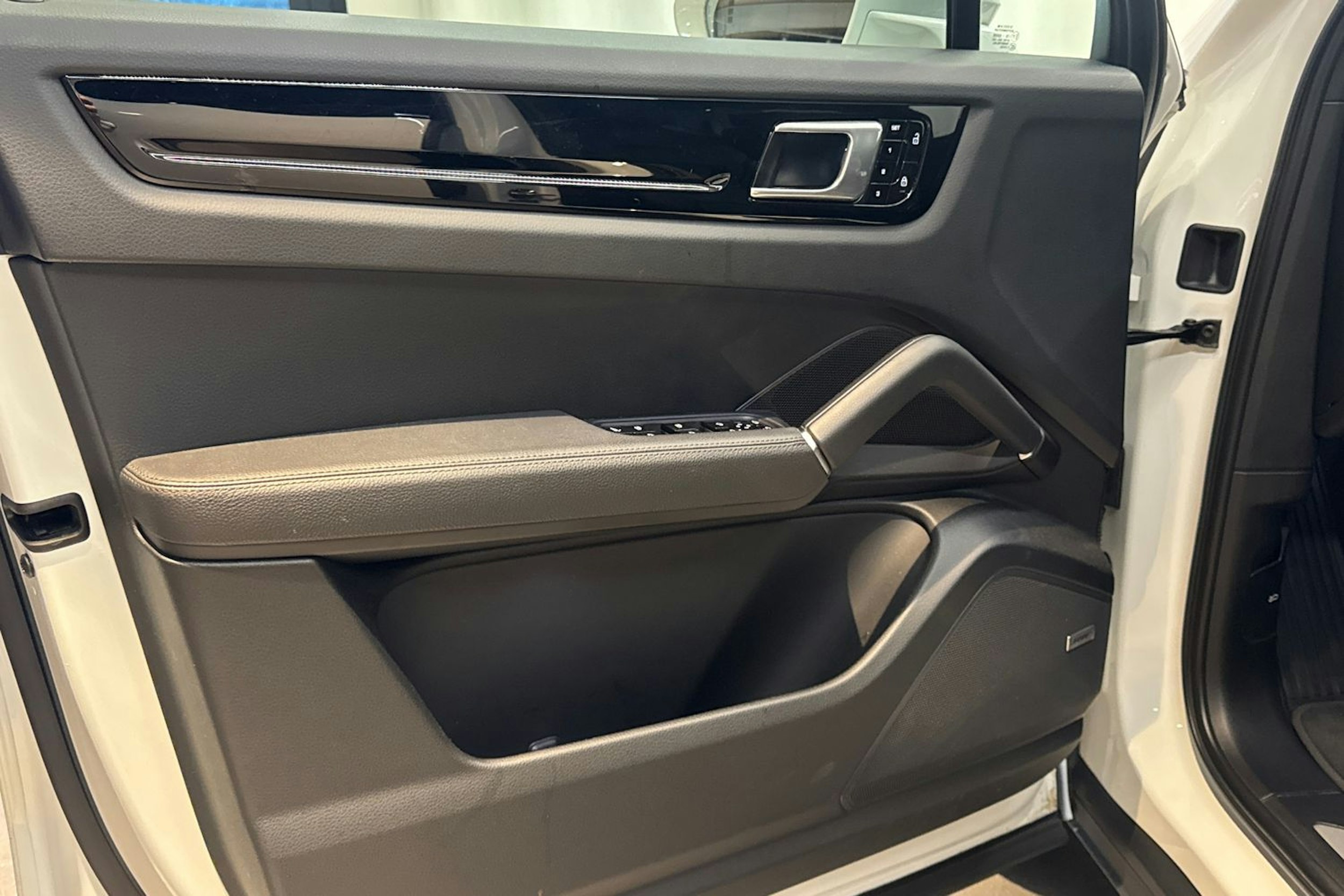 Valkoinen Porsche Cayenne 2020 kuva 10.