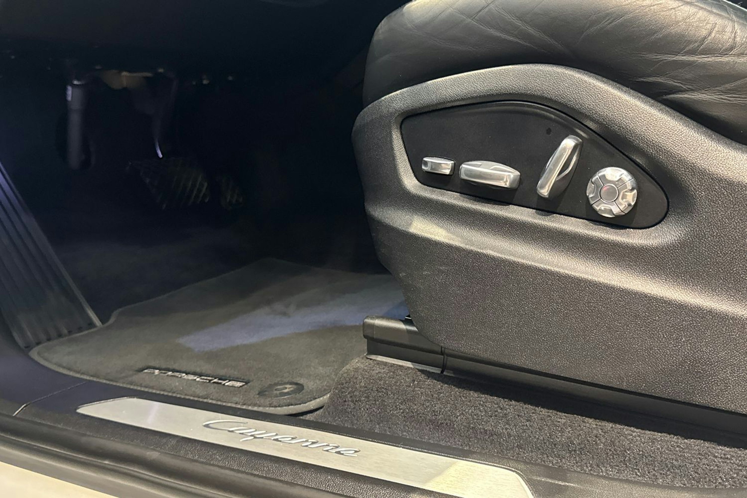 Valkoinen Porsche Cayenne 2020 kuva 11.