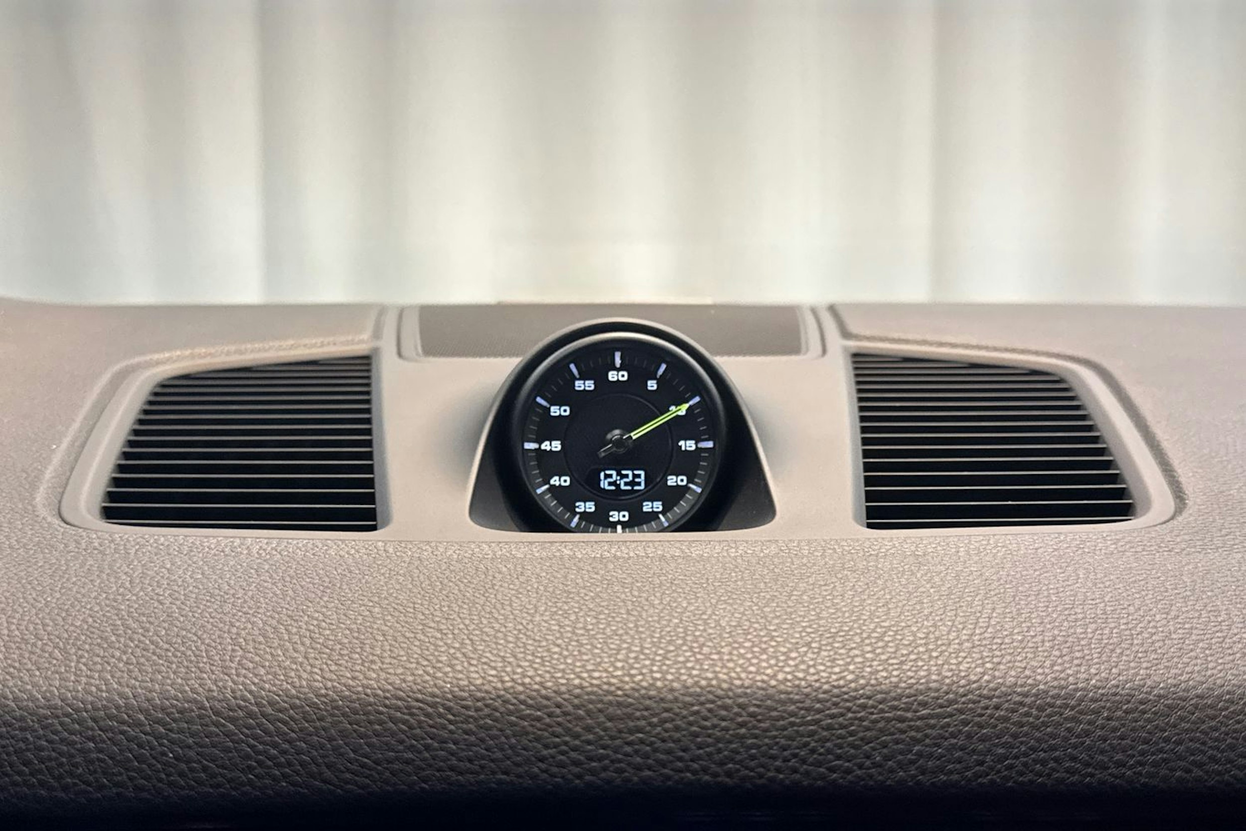 Valkoinen Porsche Cayenne 2020 kuva 12.