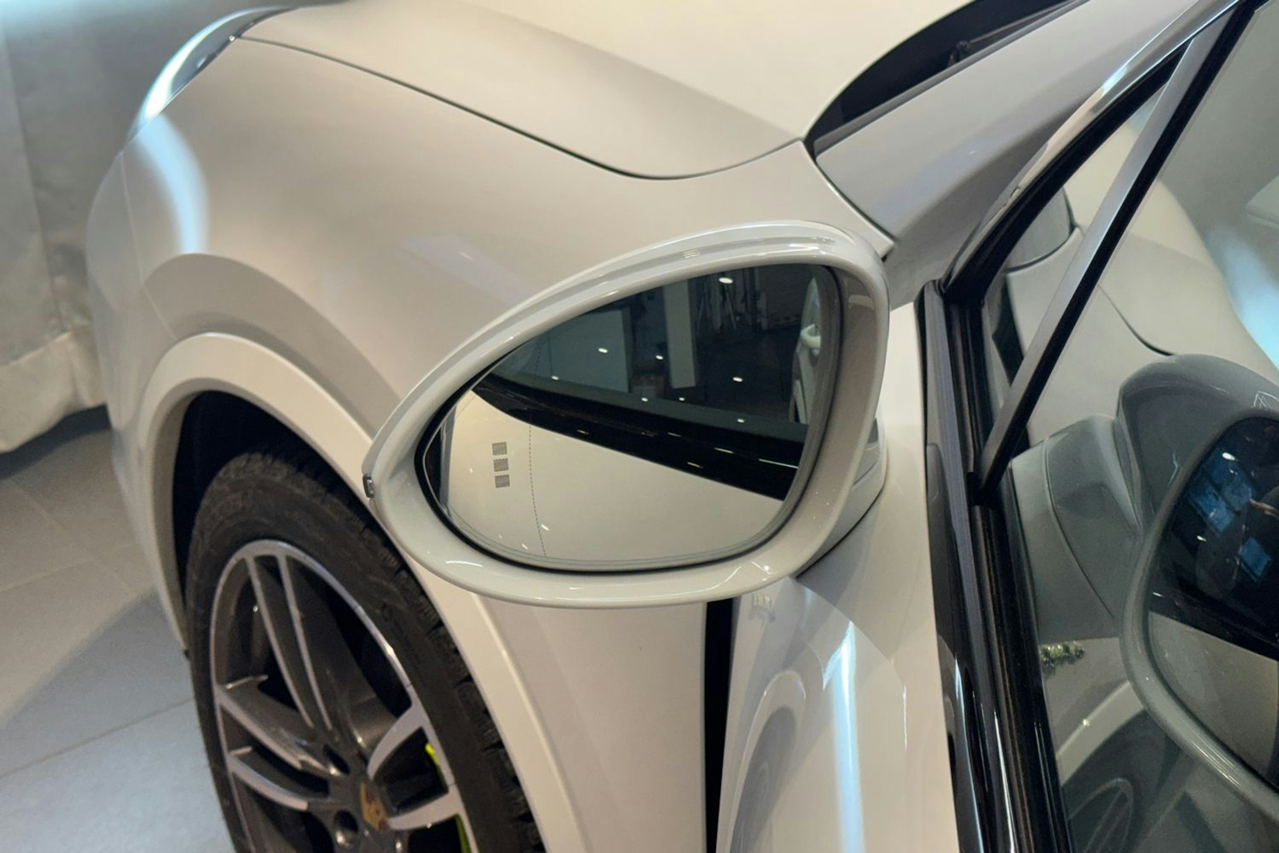 Valkoinen Porsche Cayenne 2020 kuva 22.