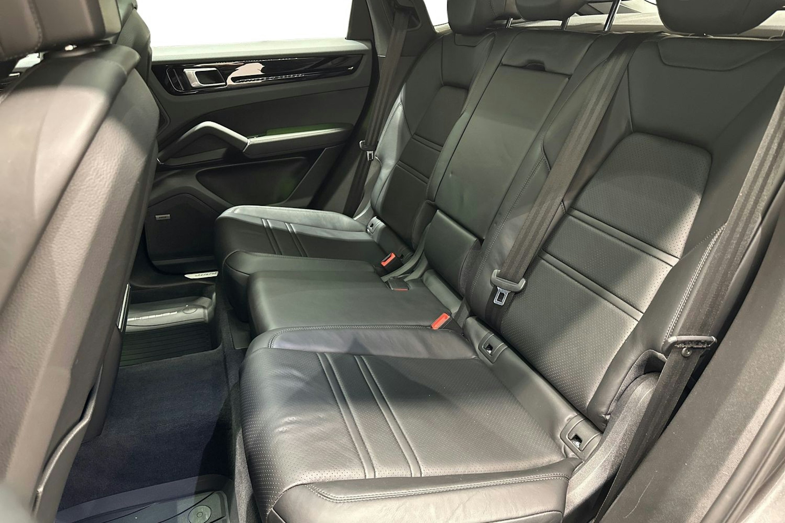 Harmaa Porsche Cayenne 2020 kuva 8.