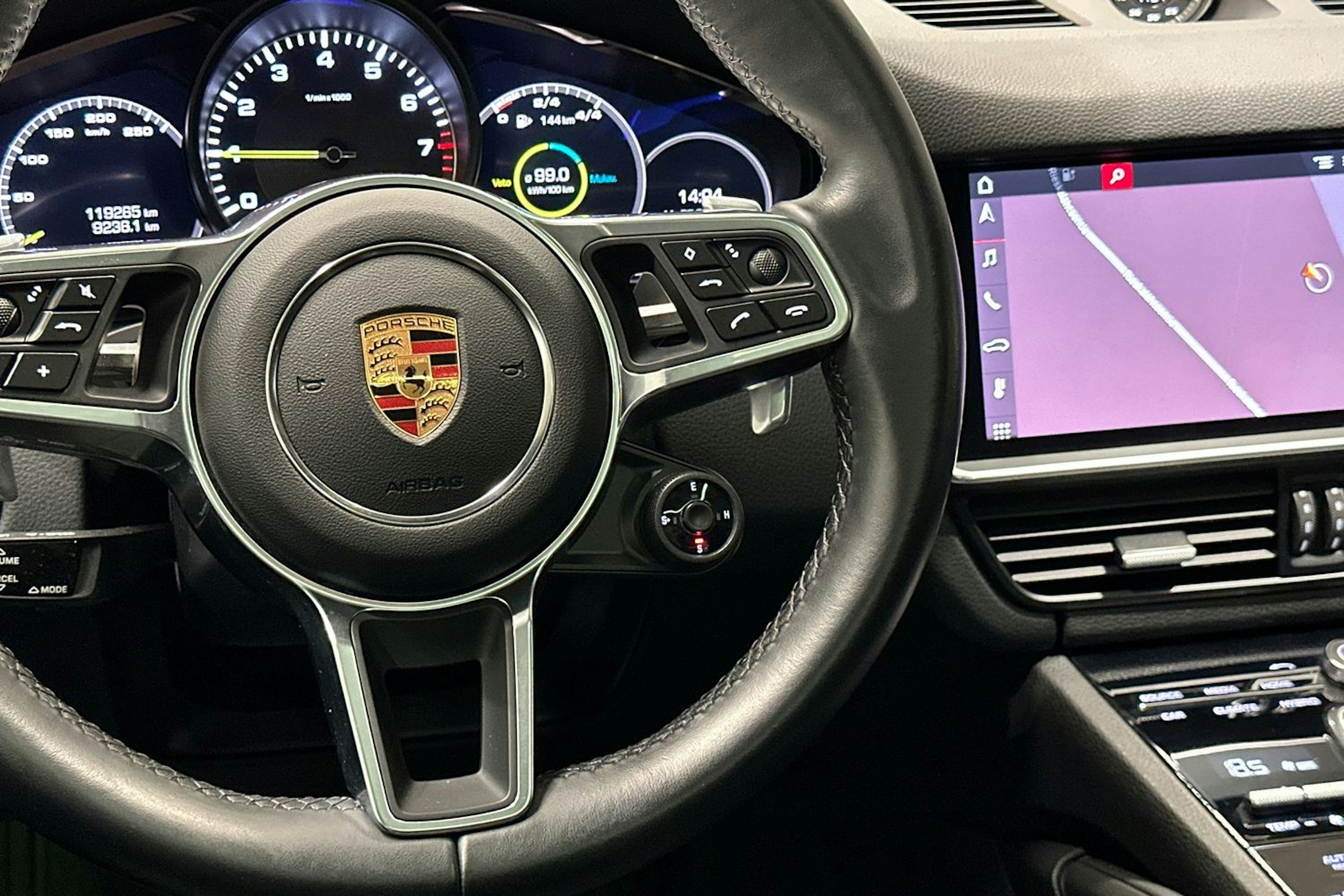 Harmaa Porsche Cayenne 2020 kuva 11.