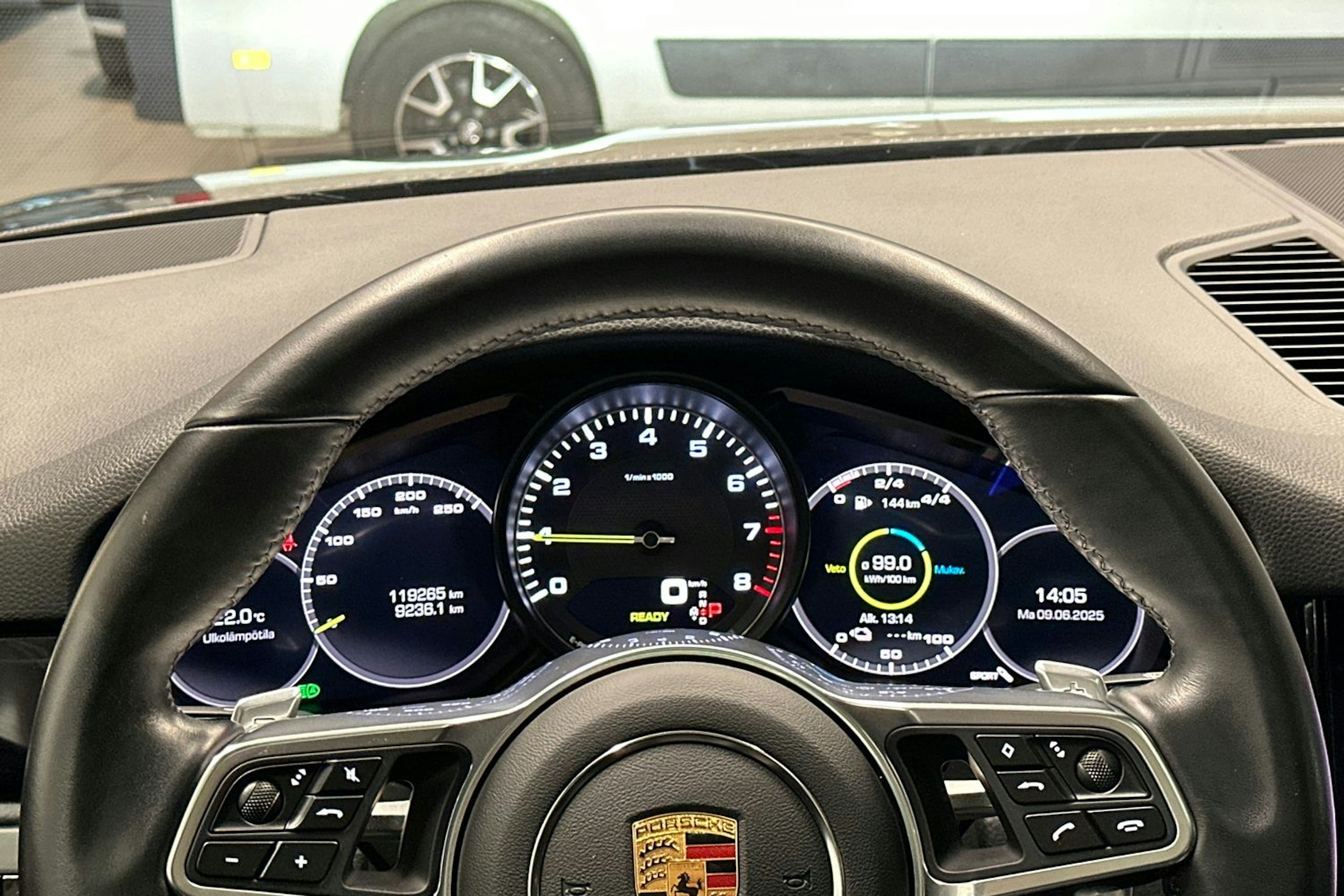 Harmaa Porsche Cayenne 2020 kuva 13.