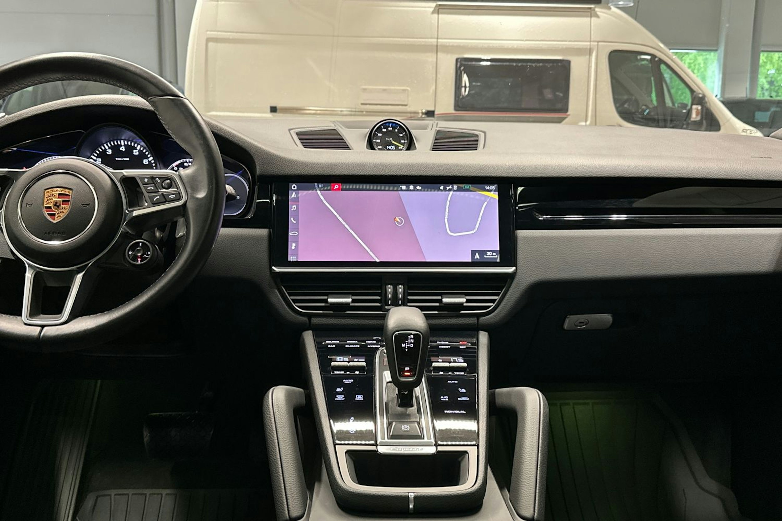 Harmaa Porsche Cayenne 2020 kuva 14.