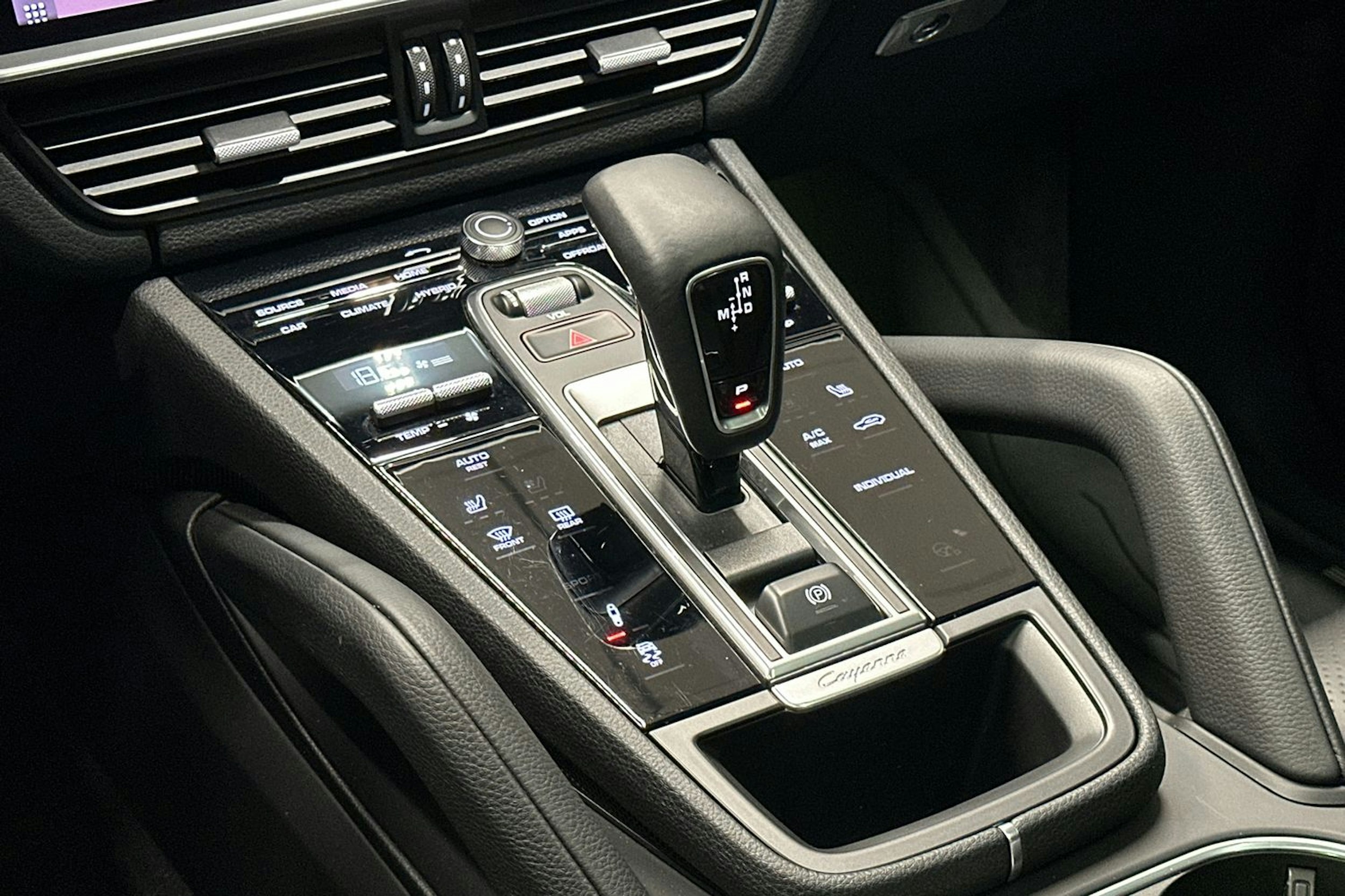 Harmaa Porsche Cayenne 2020 kuva 15.