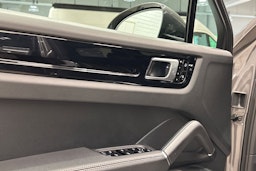 Harmaa Porsche Cayenne 2020 kuva 16.