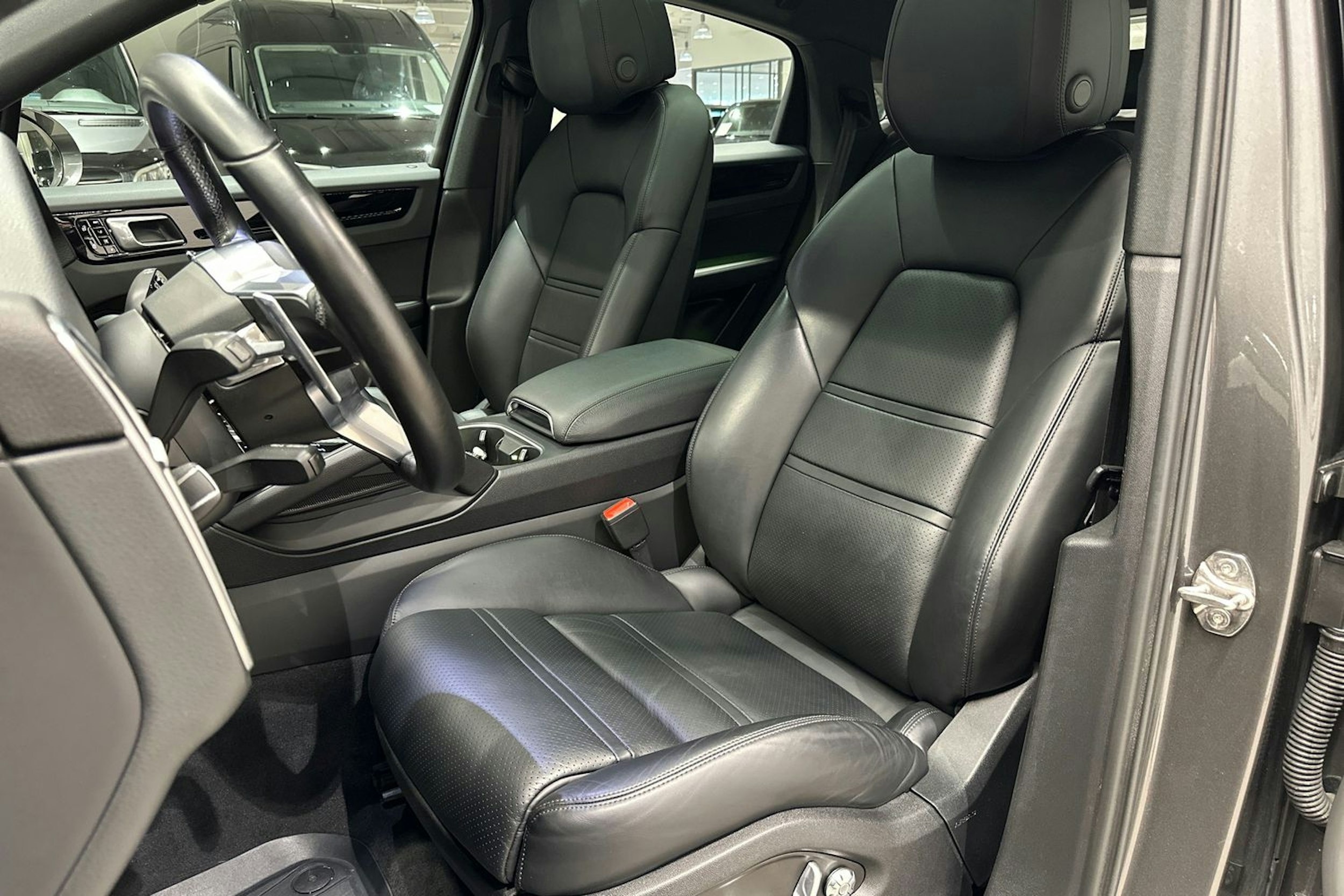 Harmaa Porsche Cayenne 2020 kuva 18.
