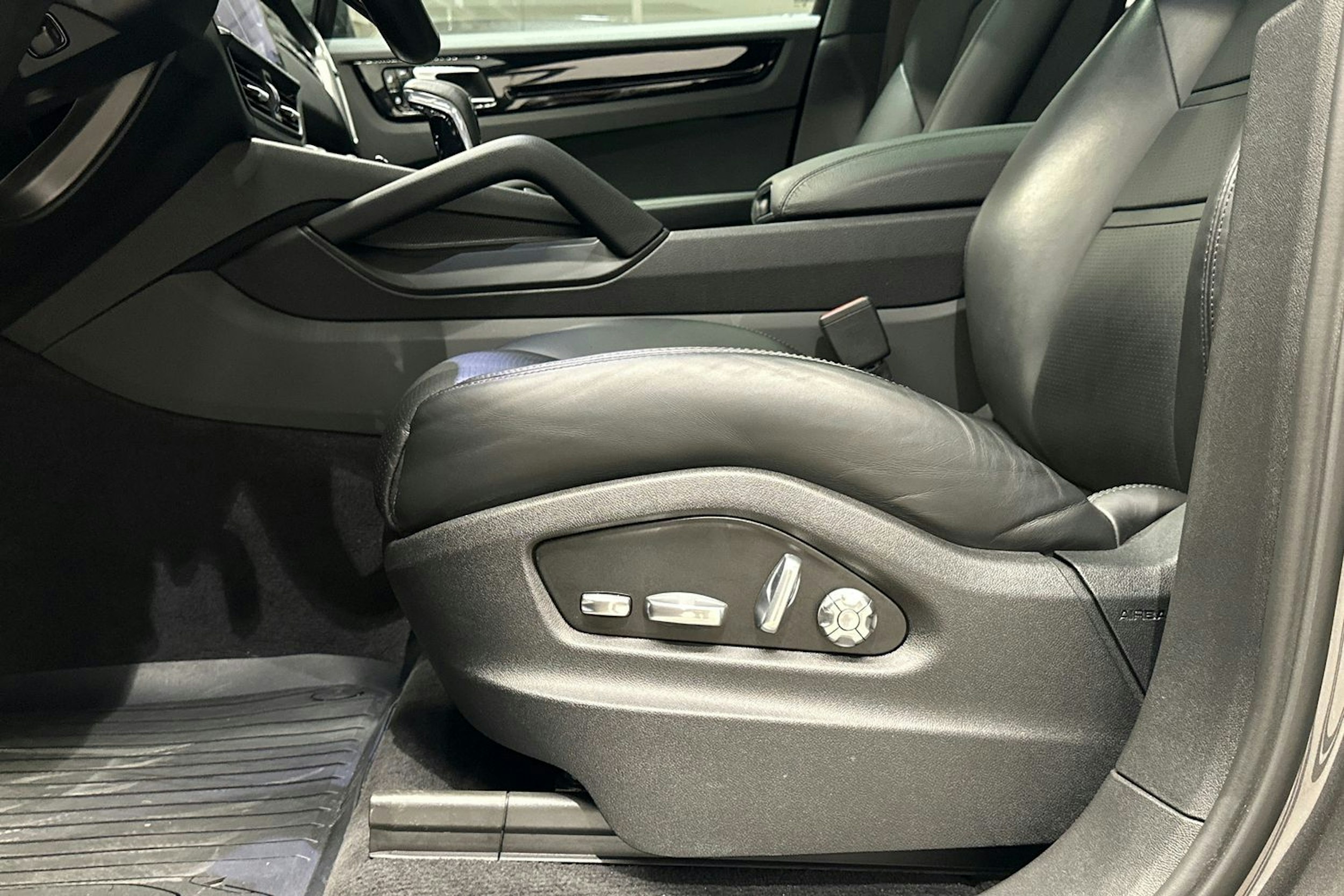 Harmaa Porsche Cayenne 2020 kuva 19.