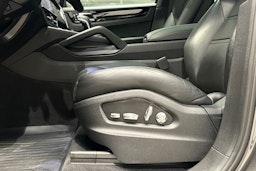 Harmaa Porsche Cayenne 2020 kuva 19.