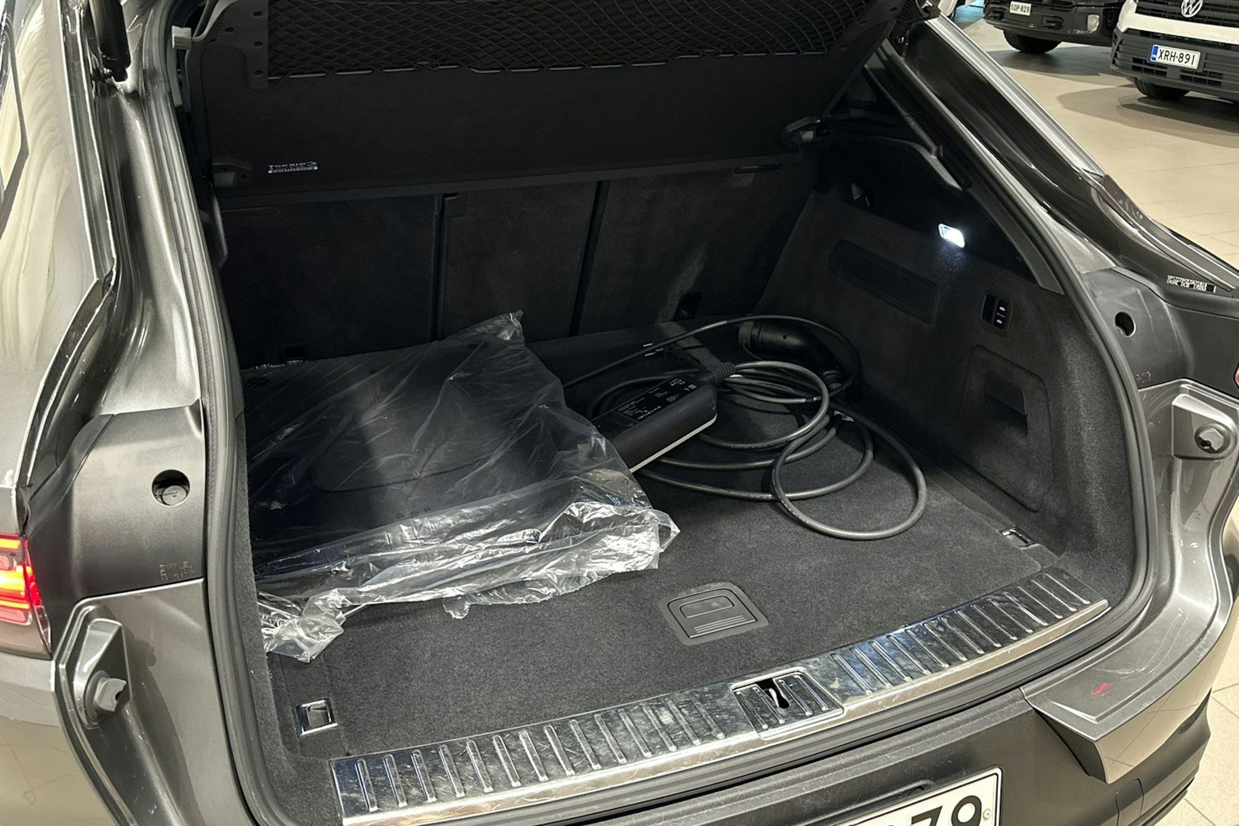 Harmaa Porsche Cayenne 2020 kuva 20.