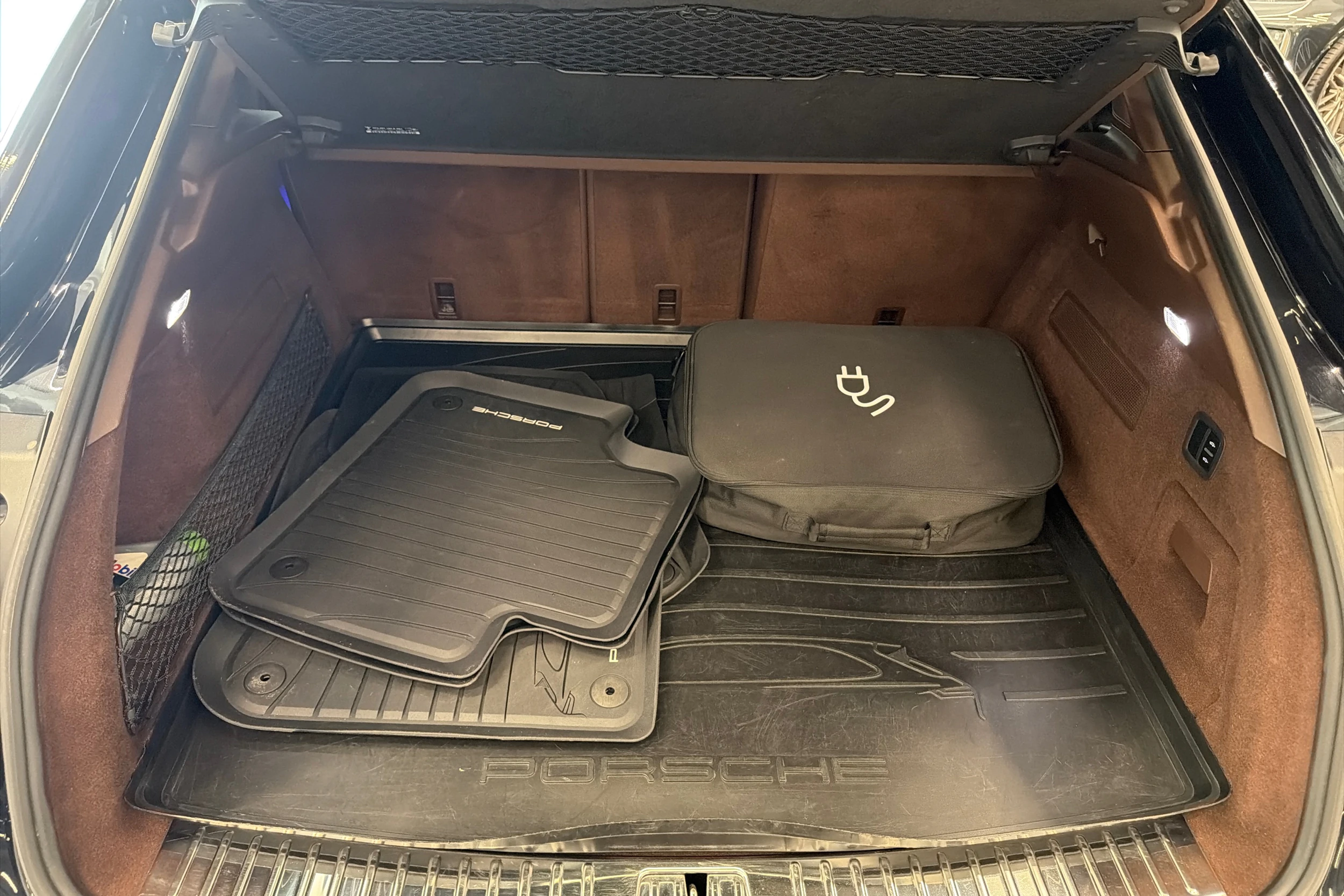 Musta Porsche Cayenne 2020 kuva 11.