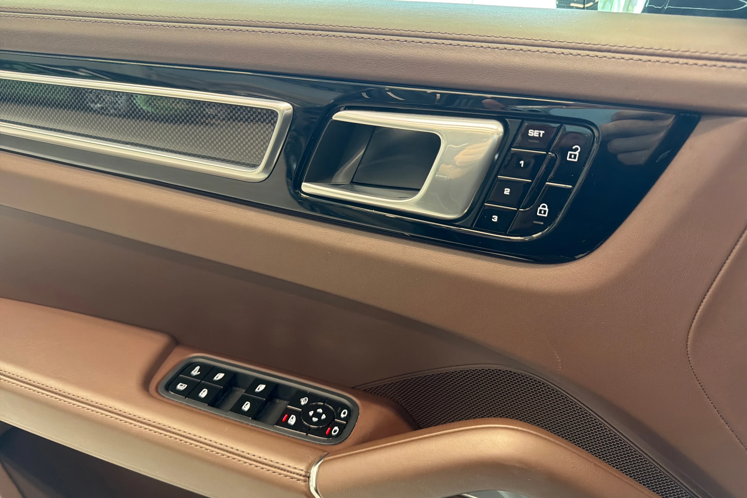 Musta Porsche Cayenne 2020 kuva 25.
