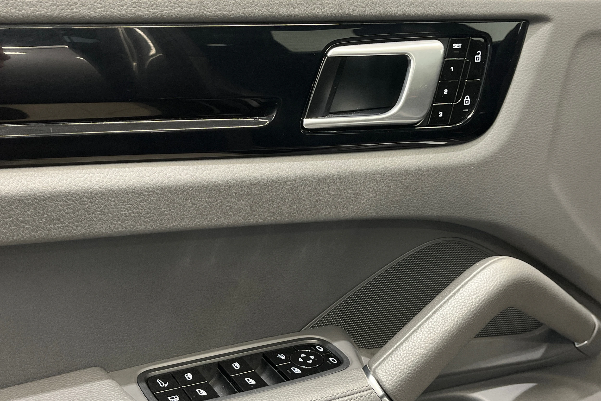 harmaa Porsche Cayenne 2020 kuva 14.