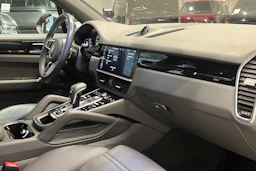 harmaa Porsche Cayenne 2020 kuva 16.