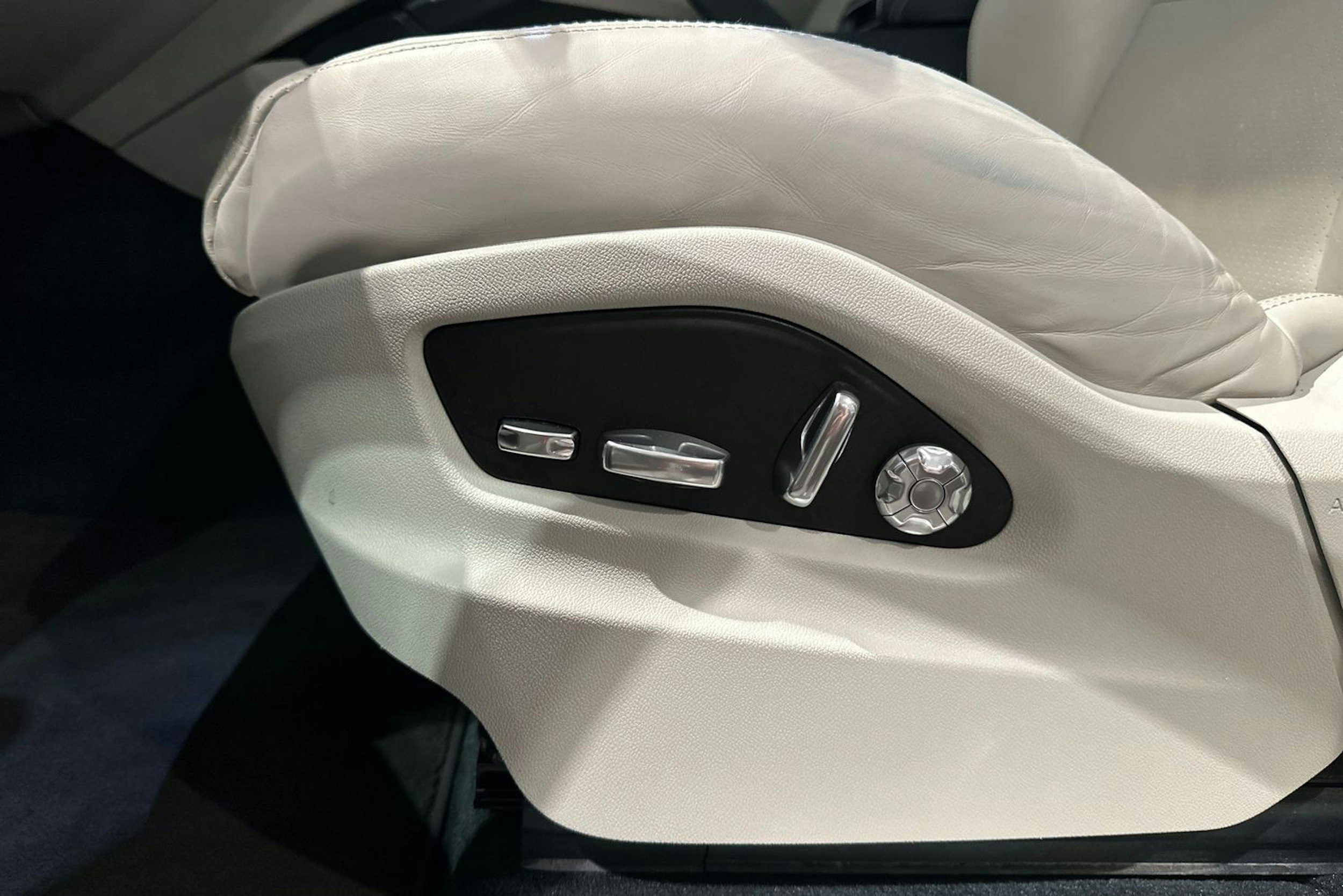 Harmaa Porsche Cayenne 2020 kuva 10.