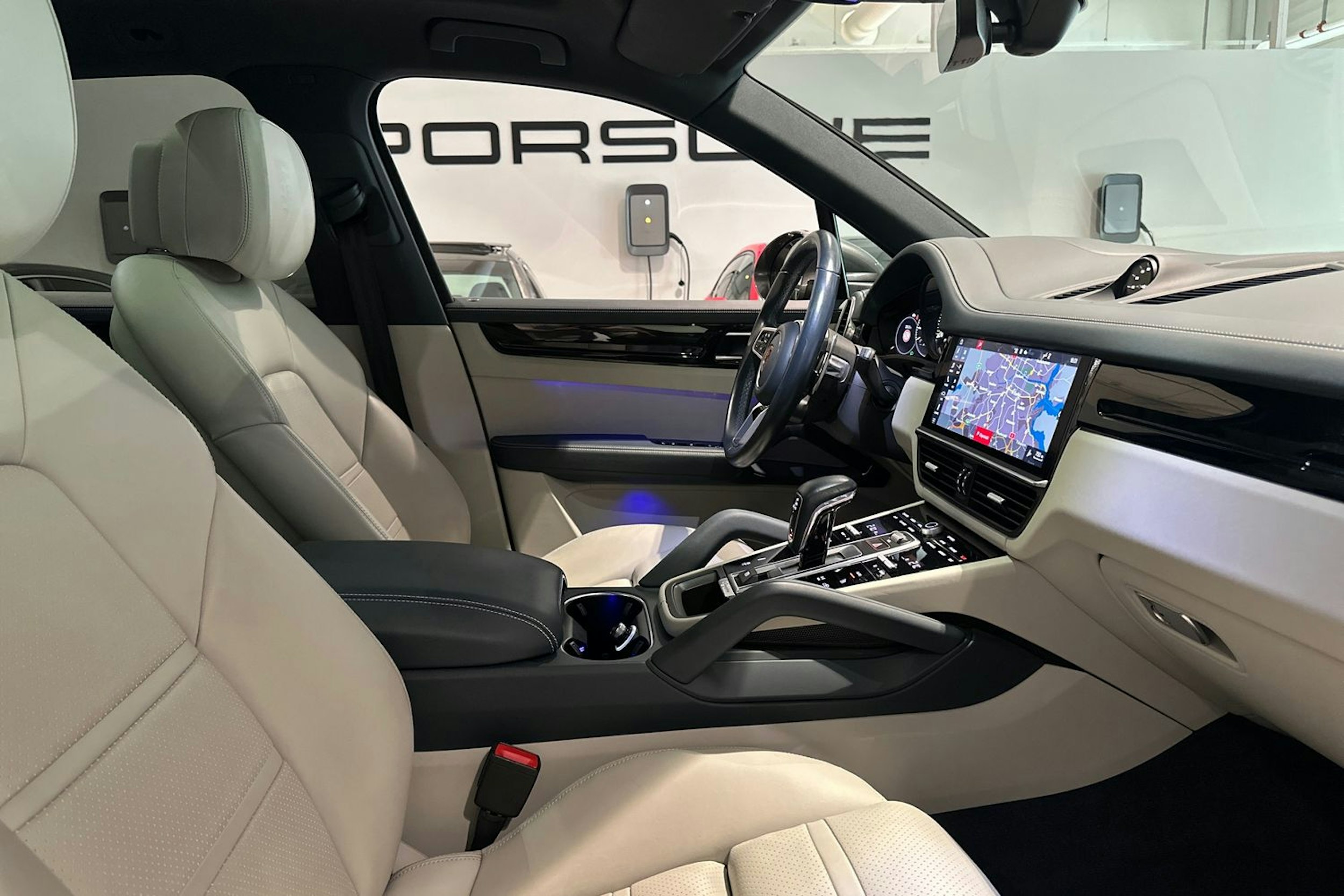 Harmaa Porsche Cayenne 2020 kuva 13.