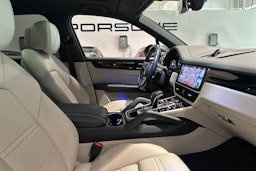 Harmaa Porsche Cayenne 2020 kuva 13.