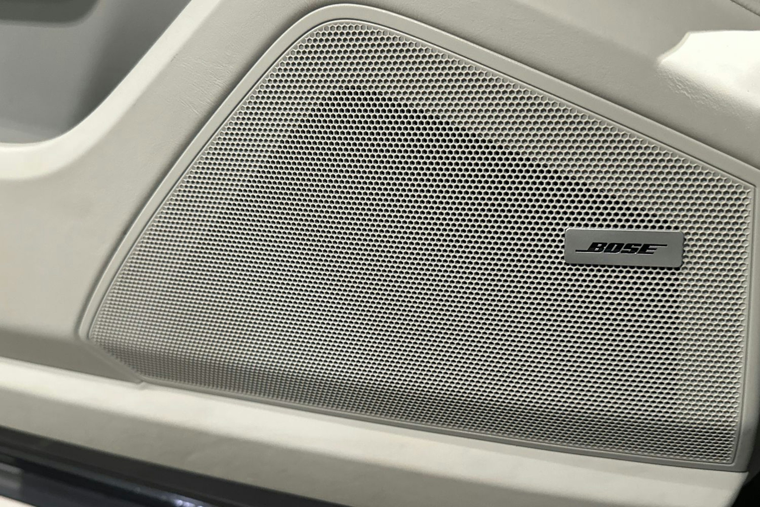 Harmaa Porsche Cayenne 2020 kuva 15.
