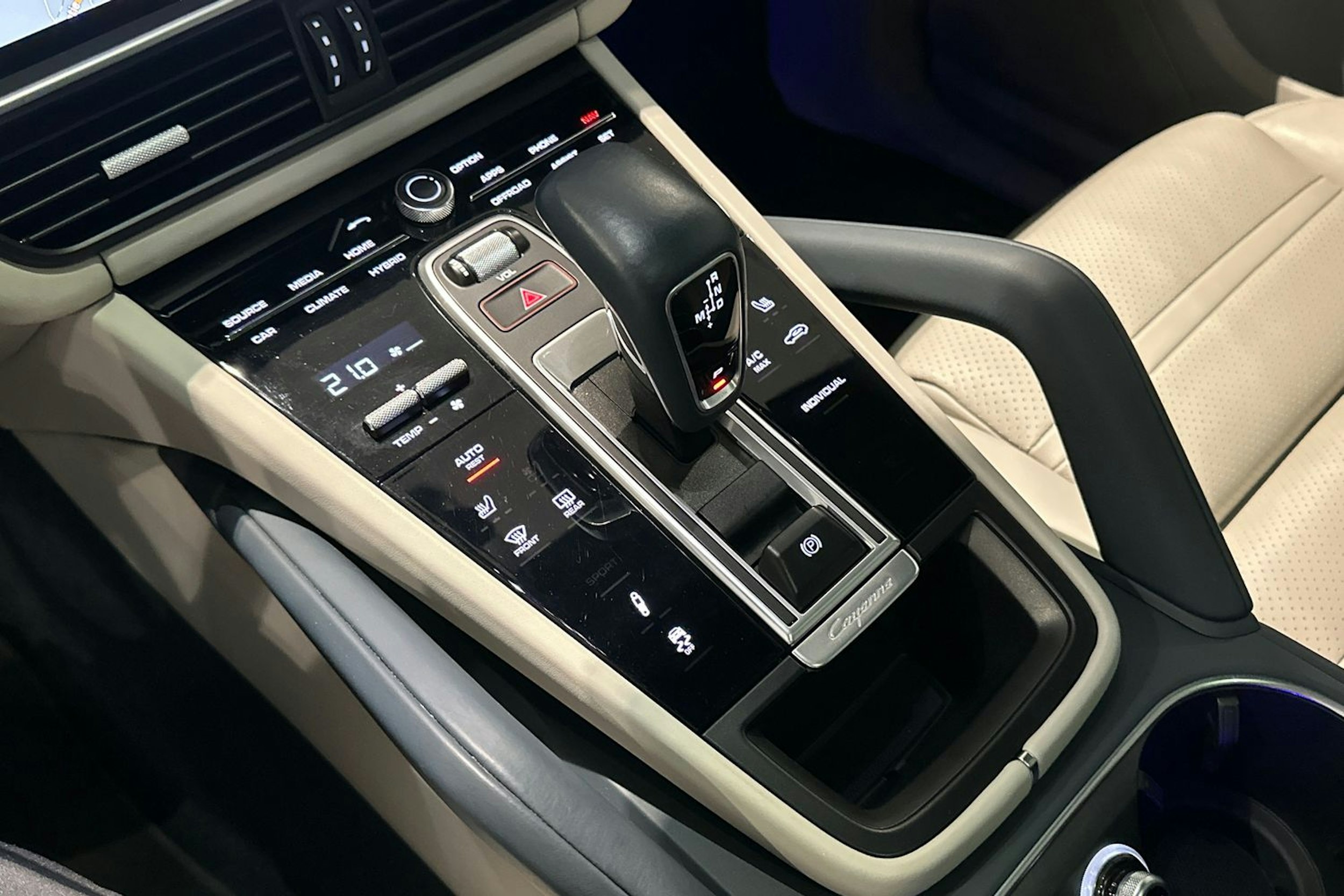 Harmaa Porsche Cayenne 2020 kuva 16.
