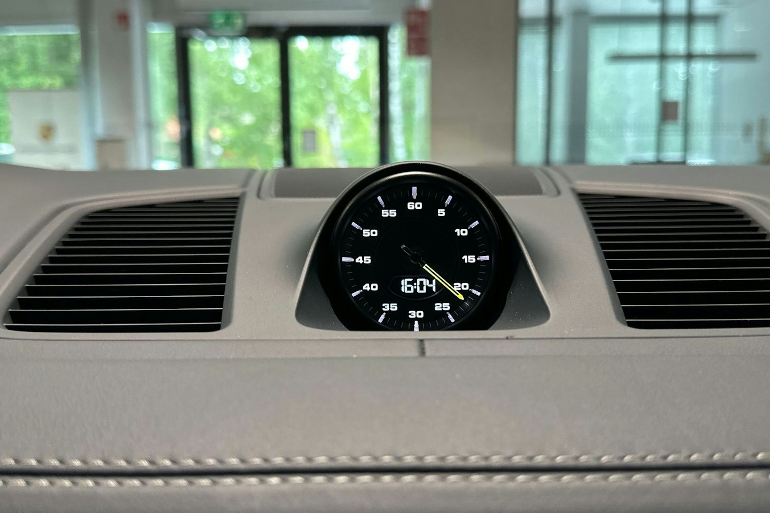 Harmaa Porsche Cayenne 2020 kuva 18.