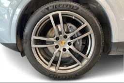 Harmaa Porsche Cayenne 2020 kuva 9.