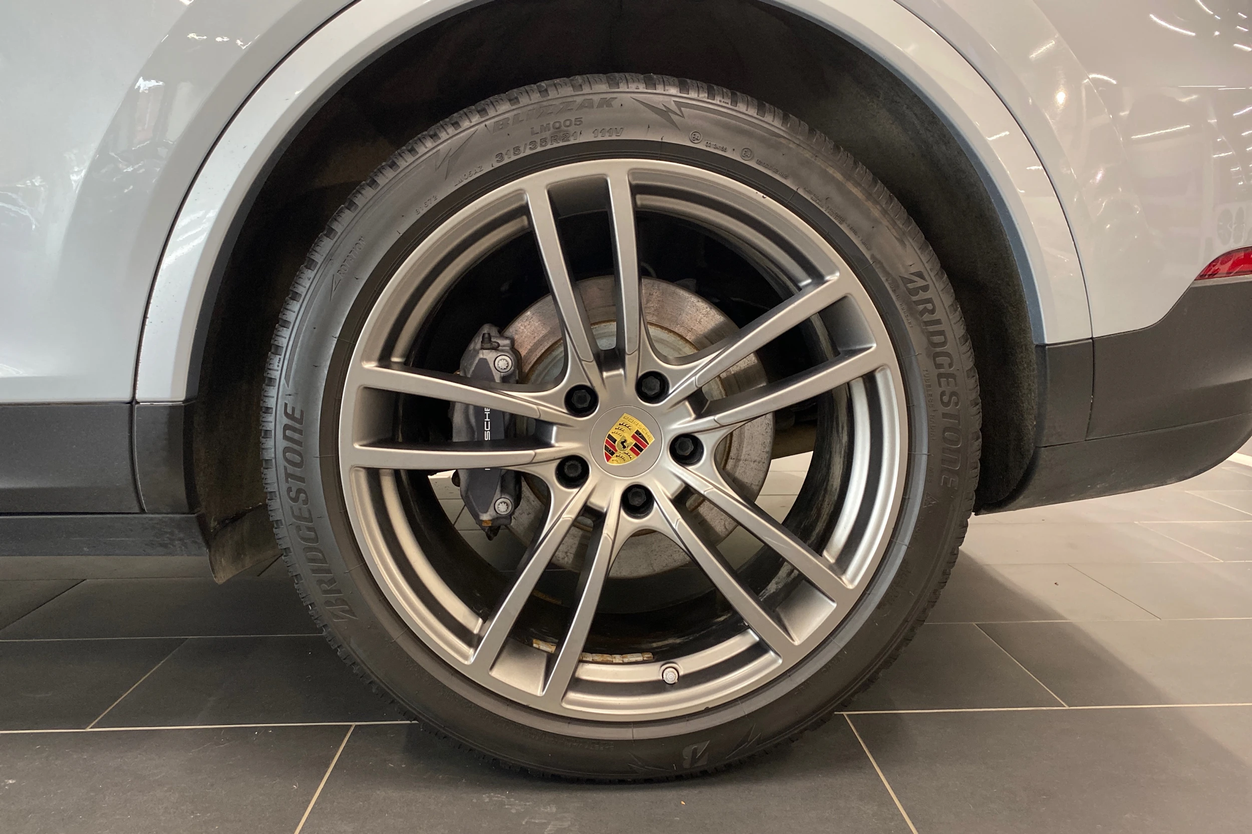 Harmaa Porsche Cayenne 2020 kuva 10.