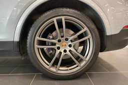 Harmaa Porsche Cayenne 2020 kuva 10.