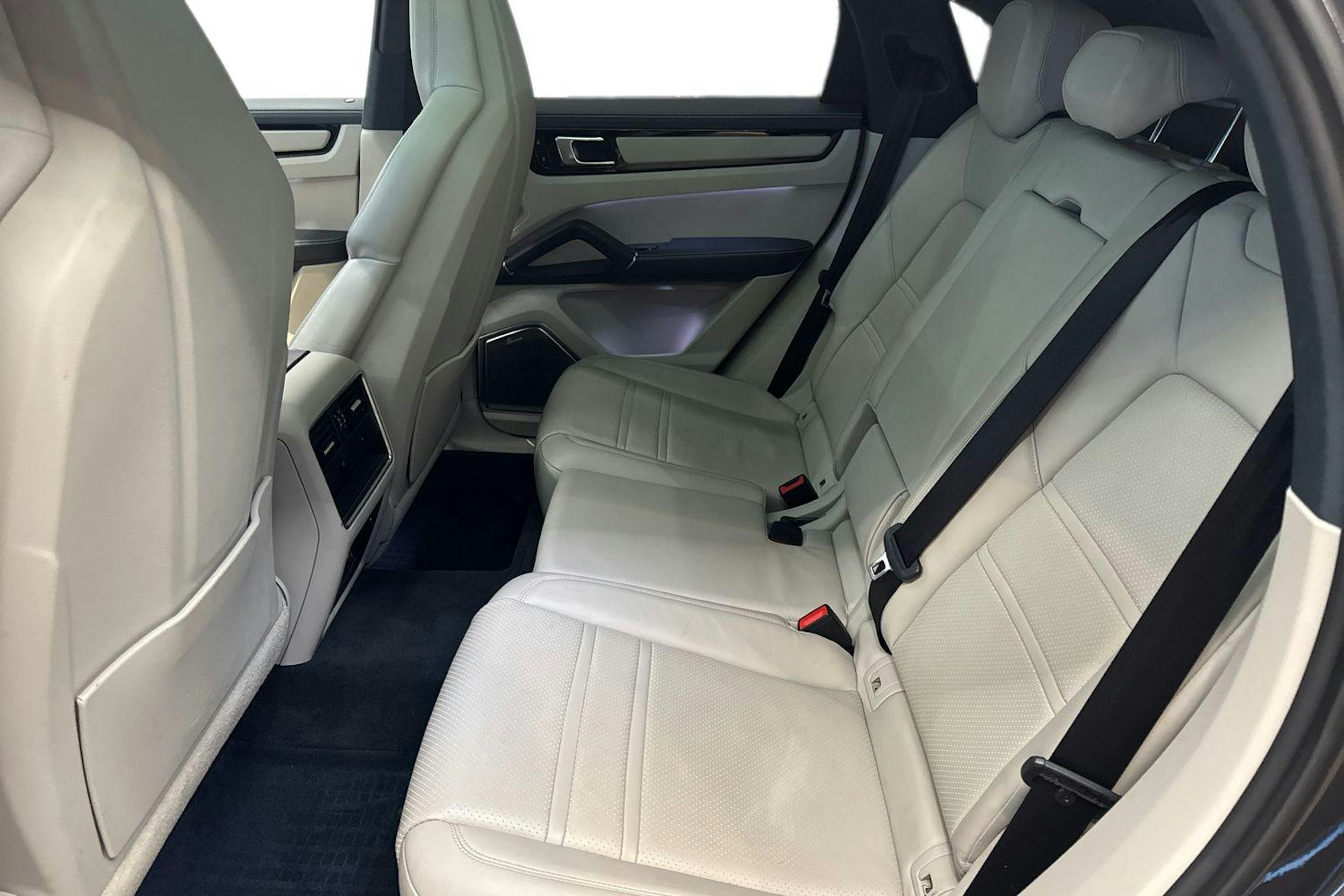 Harmaa Porsche Cayenne 2020 kuva 8.