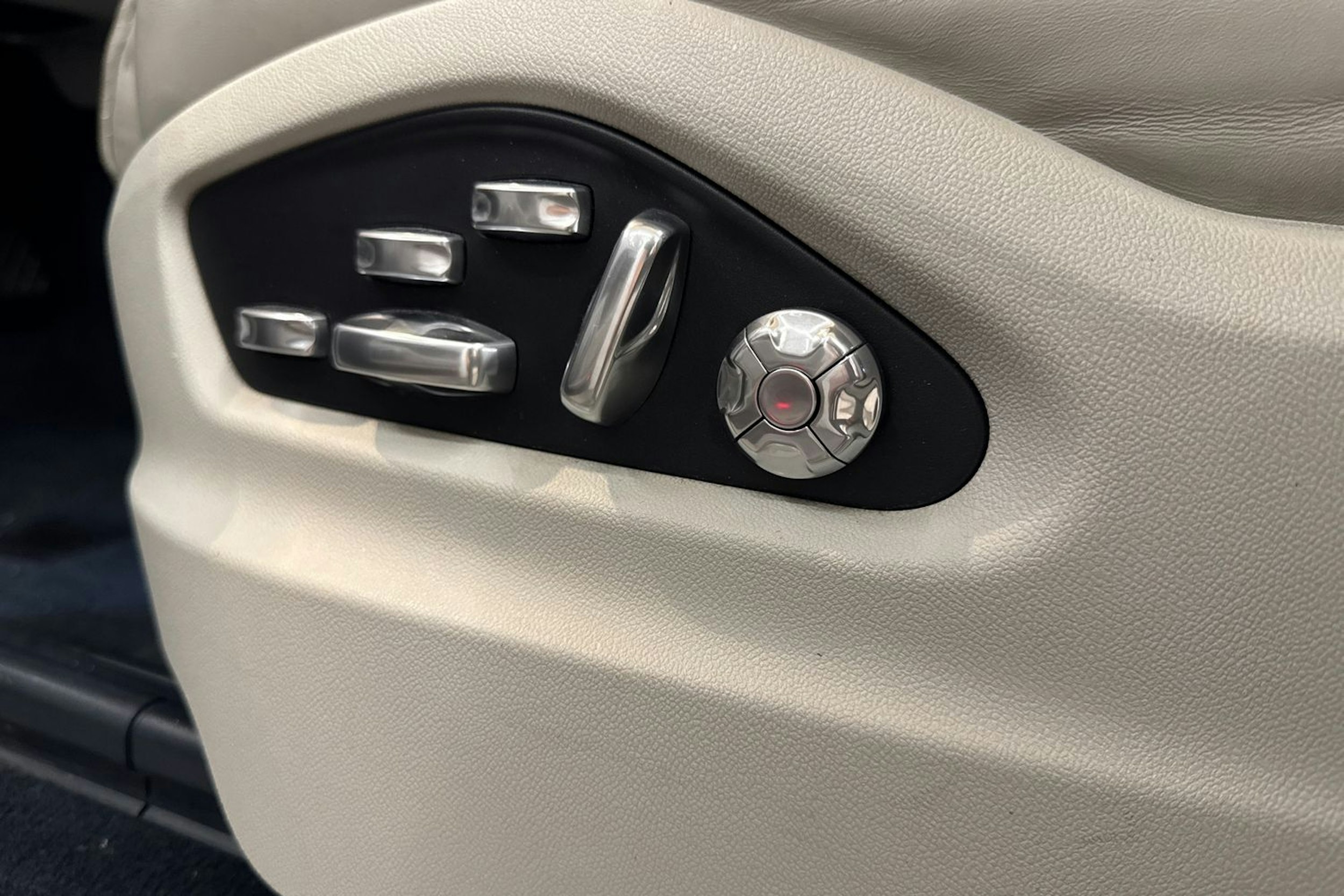 Harmaa Porsche Cayenne 2020 kuva 10.