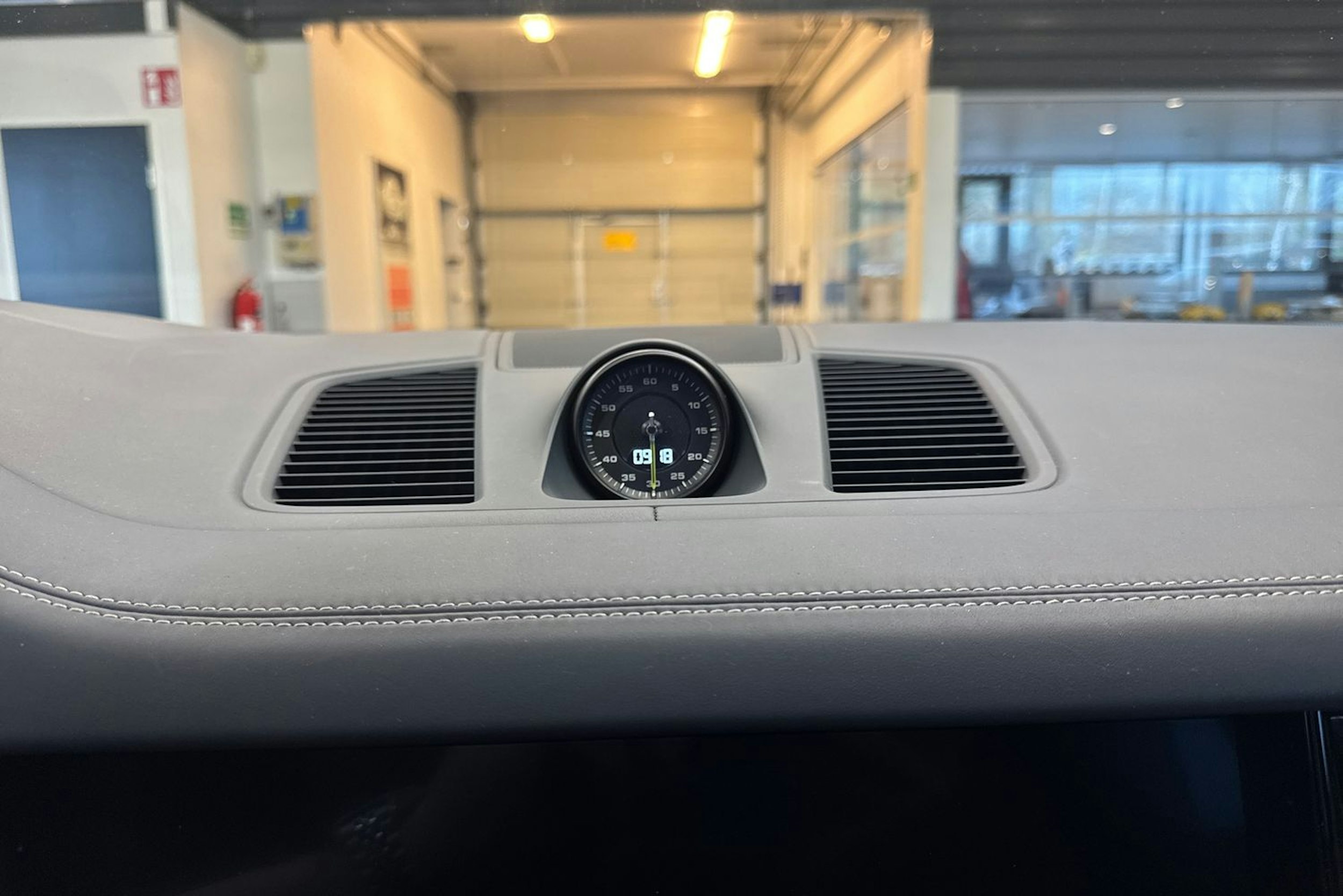 Harmaa Porsche Cayenne 2020 kuva 14.