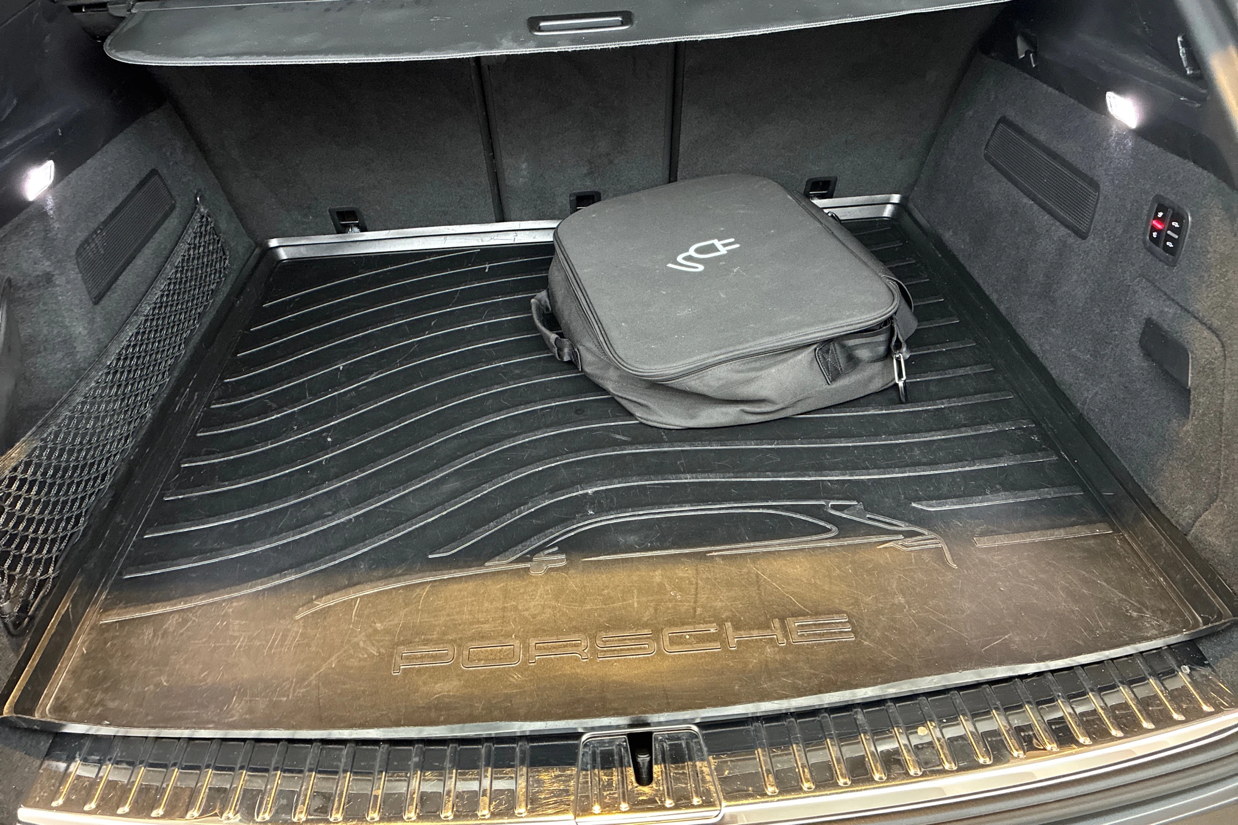 Harmaa Porsche Cayenne 2020 kuva 23.