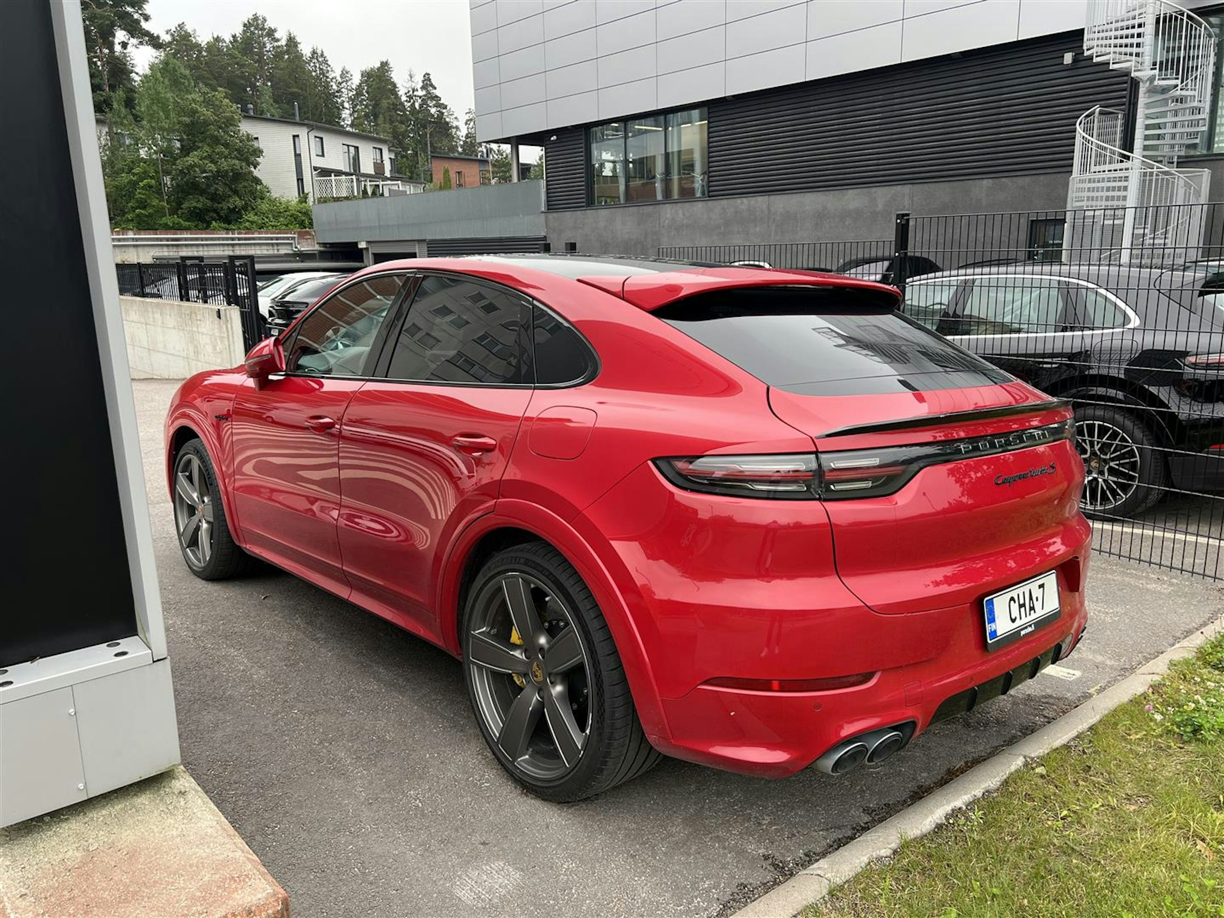 punainen Porsche Cayenne 2021 kuva 2.