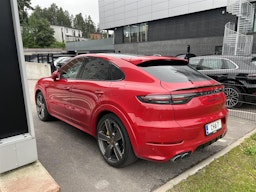 punainen Porsche Cayenne 2021 kuva 2.