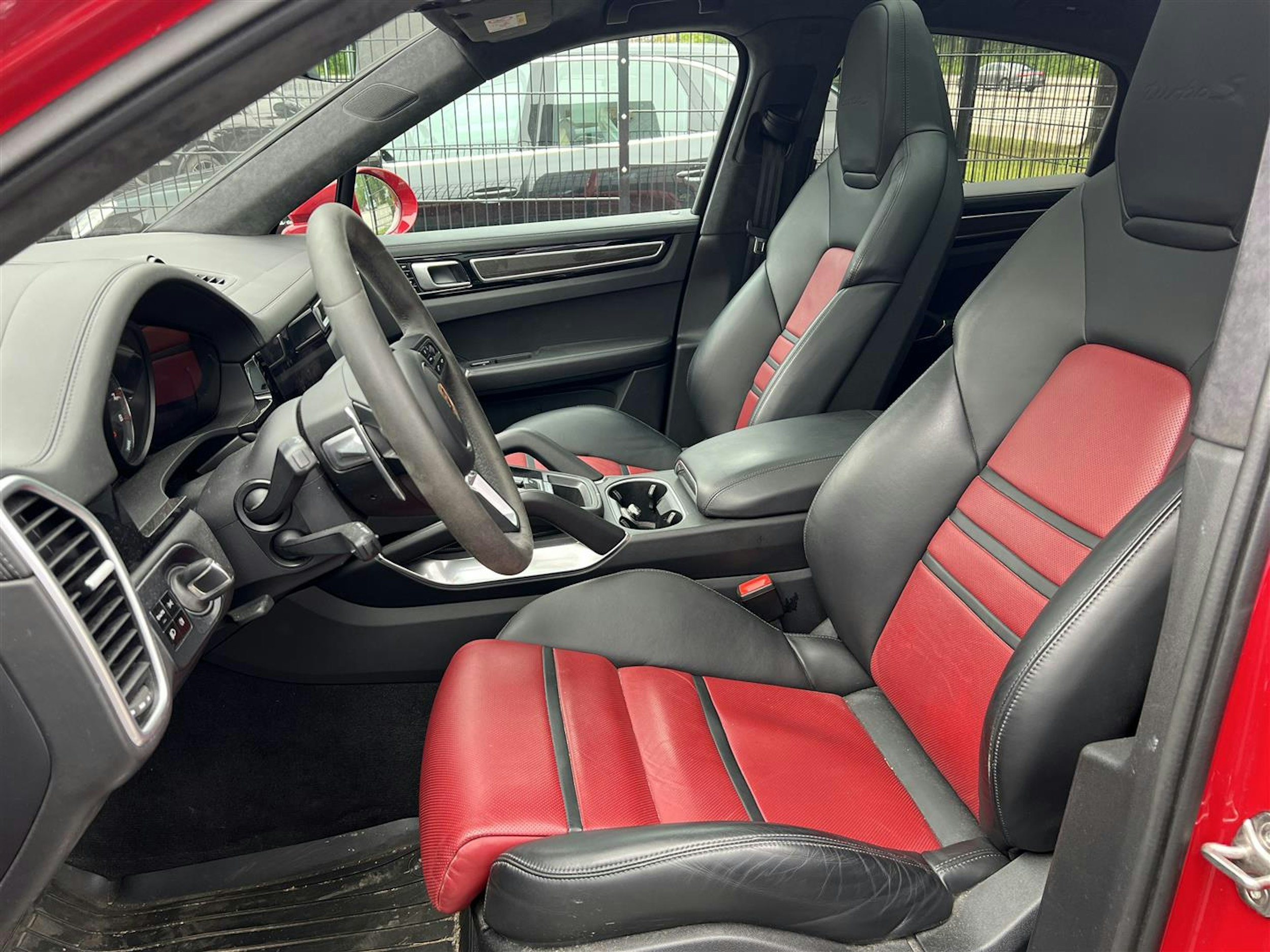 punainen Porsche Cayenne 2021 kuva 3.