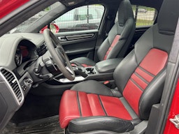 punainen Porsche Cayenne 2021 kuva 3.