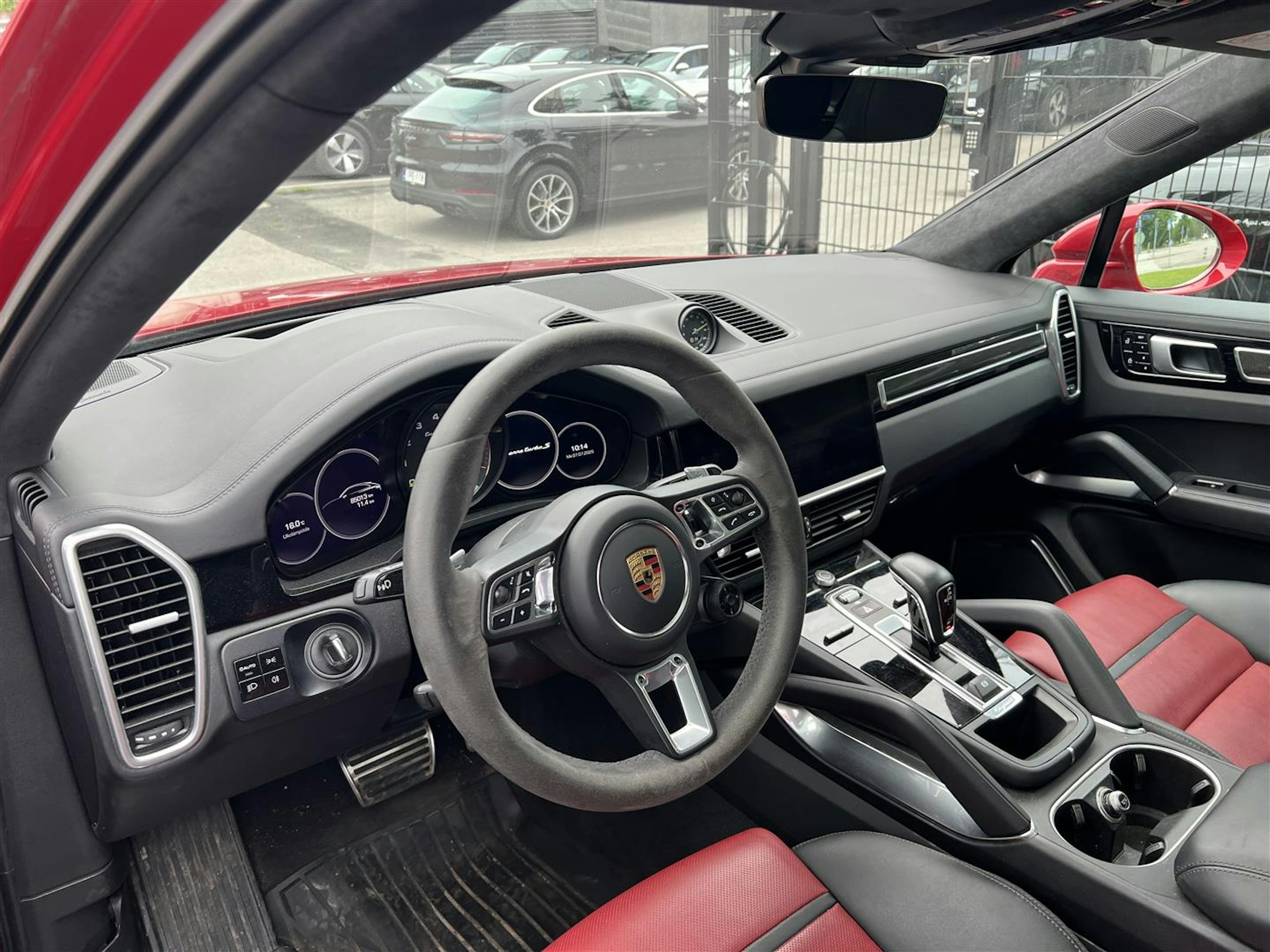 punainen Porsche Cayenne 2021 kuva 4.
