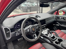 punainen Porsche Cayenne 2021 kuva 4.
