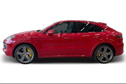 punainen Porsche Cayenne 2021 kuva 5.